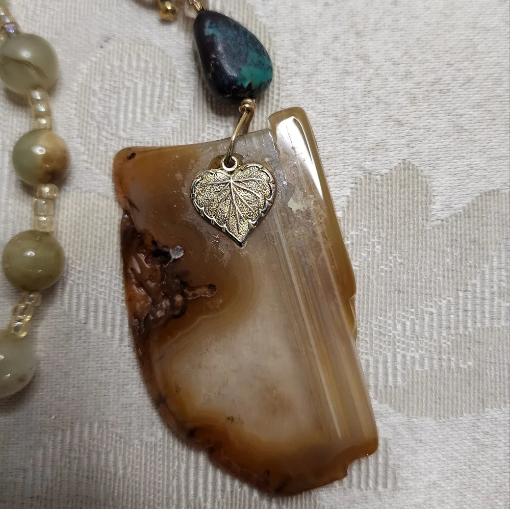 VINTAGE 70'S GEMSTONE BEADED NECKLACE WITH AGATE SLICE PENDANT